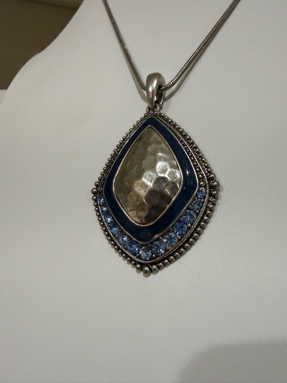 Premier Designs Hammered Pendant Blue and Silver Toned Necklace - Picture 4 of 9